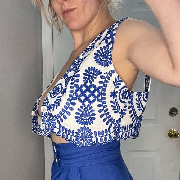 NWoT SHEIN• blue & white real embroidery cropped vest, scalloped hems; large - Picture 3 of 11